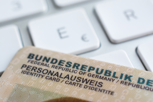 Ein Antrag auf Beratungshilfe setzt voraus, dass Sie z. B. Dokumente wie Ihren Personalausweis oder Kontoauszüge beim Amtsgericht vorlegen.