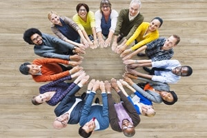 Die Armutsgefährdungsquote erfasst laut Definition den Anteil der Bevölkerung, deren Einkünfte unter 60 % des mittleren Einkommens liegen