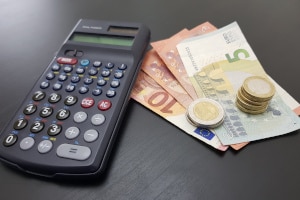 Zu den wichtigsten Bürgergeld-Spartipps gehört der finanzielle Überblick. Nur so können Sie Ihre Kosten kontrollieren.