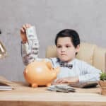 Ein Frugalist strebt laut Definition finanzielle Unabhängigkeit an und spart deshalb so viel Geld wie möglich, um es gewinnbringend anzulegen.