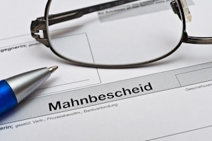 Die Kosten für den Mahnbescheid hängen von der Höhe der Forderung ab.