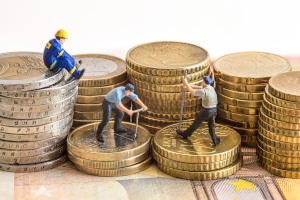 Lohnt sich eine Finanzsanierung? Meistens nicht, denn häufig verlangen die Anbieter sehr hohe Gebühren dafür.