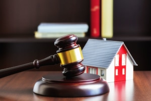 Darf ich trotz Privatinsolvenz mein Haus behalten? Das ist normalerweise nicht möglich, wenn es in die Insolvenzmasse fällt.