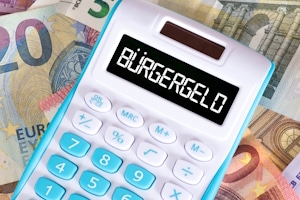 Was ist der Regelbedarf bei Bürgergeld & Co.? Es handelt sich um eine feste Summe, die monatlich ausbezahlt wird.