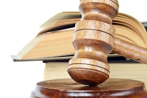 Eine Sicherungsgrundschuld ist mittelbar akzessorisch, d. h. sie ist von der Durchsetzbarkeit abhängig.