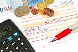 Bei Zahlung per Überweisung vom Rundfunkbeitrag müssen Sie künftig alle Termine selbst im Blick behalten.